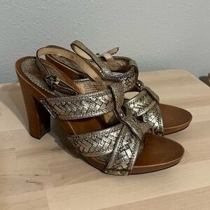 Frye Dolly Woven Basketweave Leather Metallic Gold Sandals, Wood 4” Heel Size 7